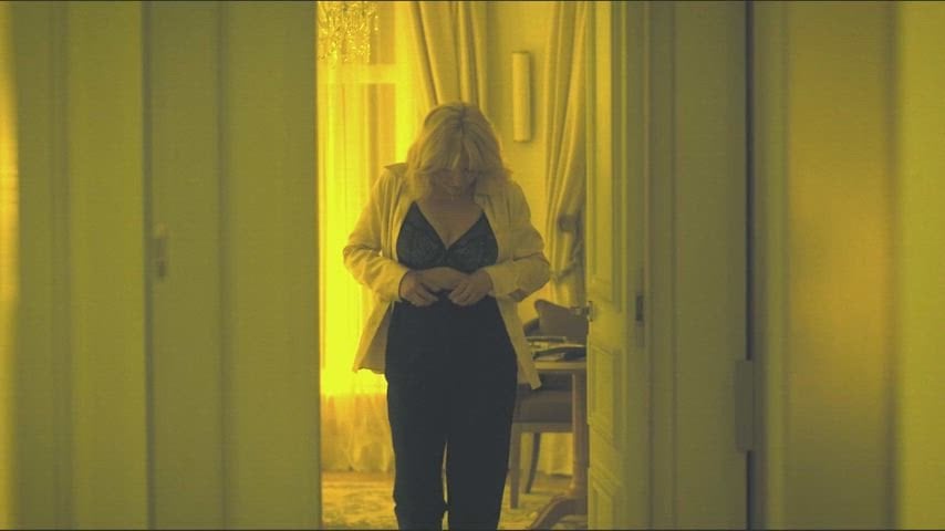 Laura Sepul Hot and Sexy Uncovered in “With Clothes On” vs “With Clothes Off”