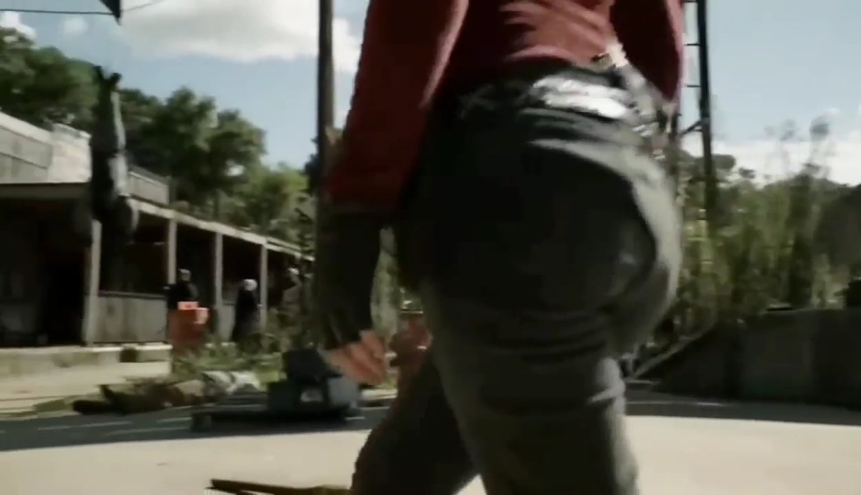 Lauren Cohan’s Hot and Sexy Ass in Stunning Reveal