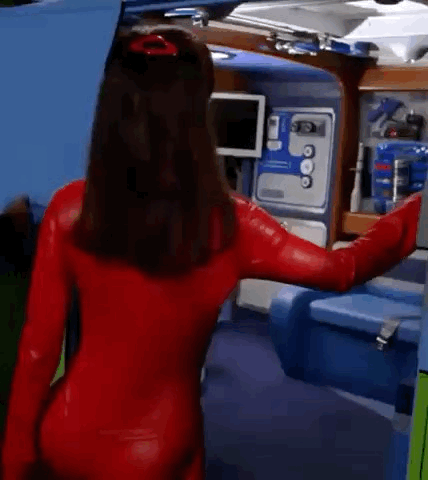 Linda Cardellini’s Hot Ass Showcases Stunning Curves