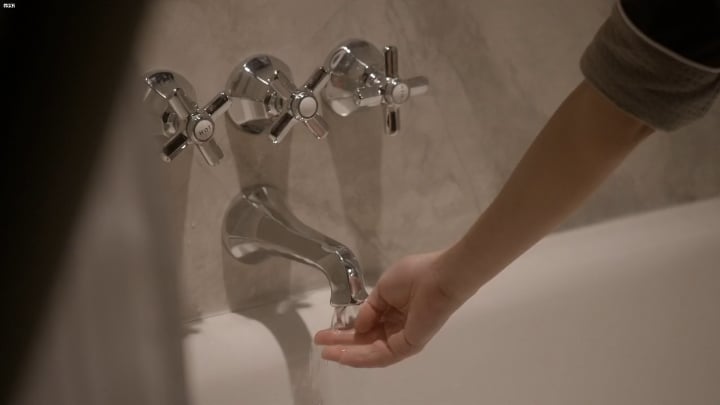 Lizzy Caplan’s Provocative Nude Scene in a Steamy Movie