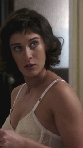 Lizzy Caplan’s Sexy Moments That Will Leave You Breathless