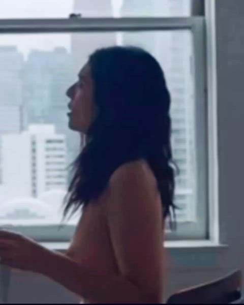 Lorde’s Hot Uncensored Topless Performance of “Man of the Year”