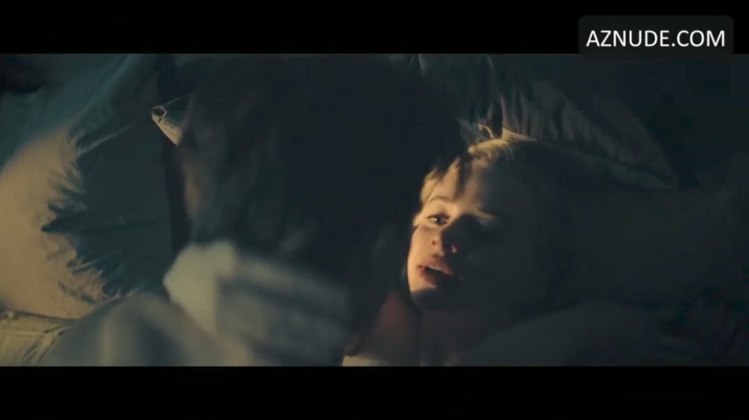 Luna Wedler in steamy nude scenes from Je Suis Karl