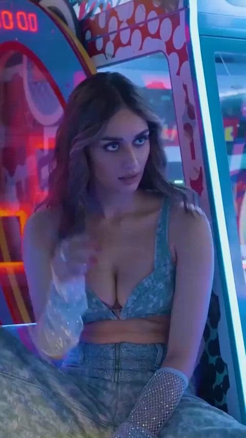 Manushi Chhillar’s Hot Appearance in her Latest Video