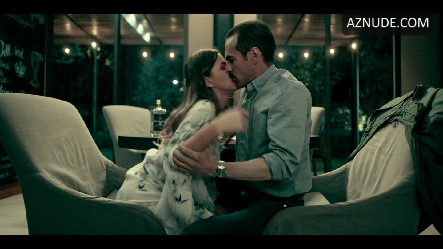 María Fernanda Yepes in a steamy nude scene full of passion