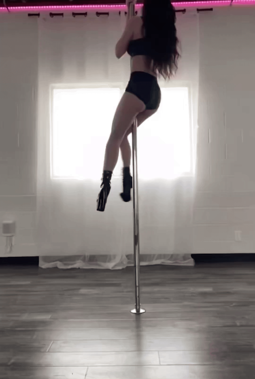 Mikey Madison’s Hot Ass Steals the Spotlight in This Sexy Clip