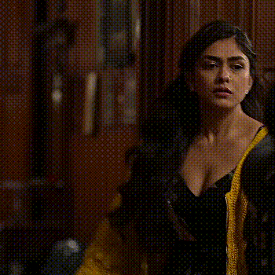 Mrunal Thakur’s Hot Appearance in Misc Video