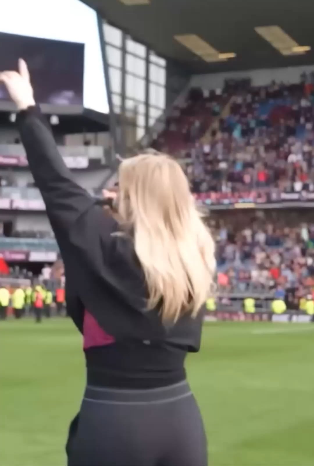 Natasha Bedingfield Looks Hot and Sexy in Stunning Outfits