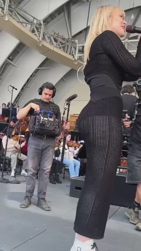 Natasha Bedingfield’s Sexy Moment Showcasing Her Stunning Ass