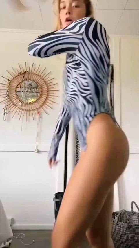 Olivia Ponton Shows Off Her Hot Butt in Stunning New Clip