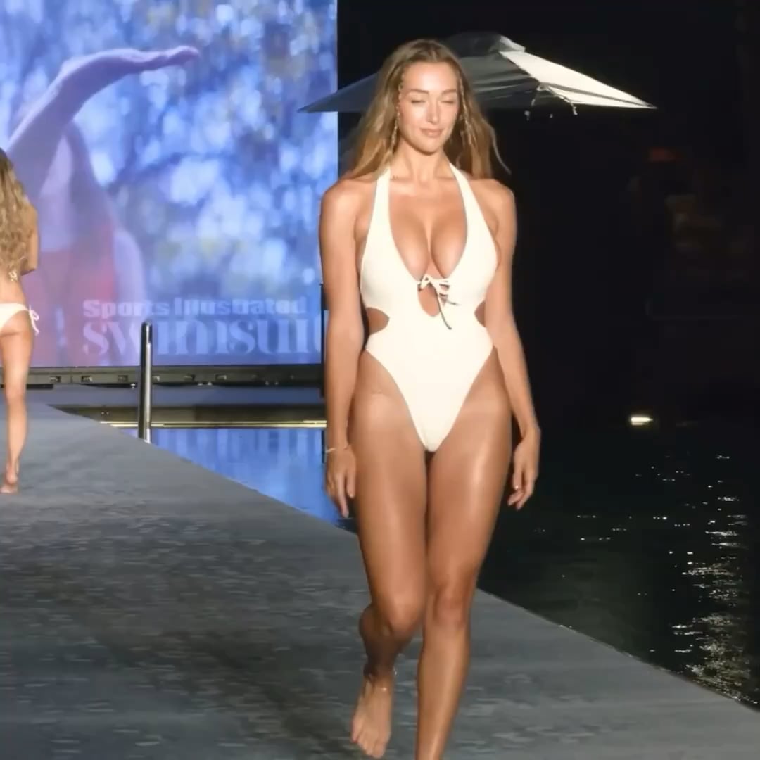 Penny Lane Shows Off Her Hot Looks in a Sexy Dress