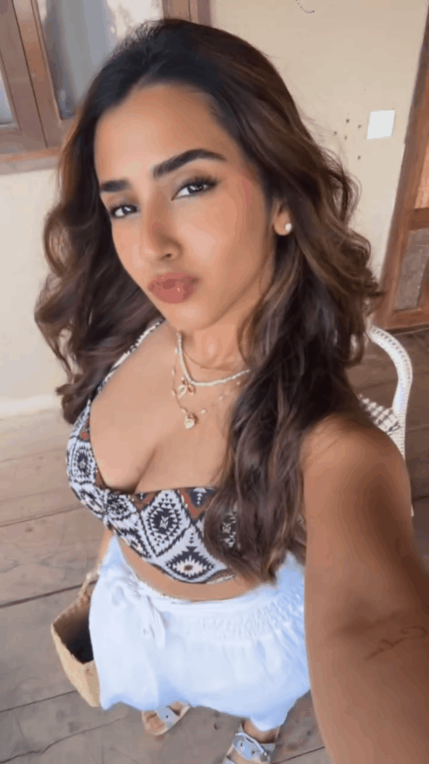 Roshni Walia’s hot and seductive nude scene that will leave you breathless