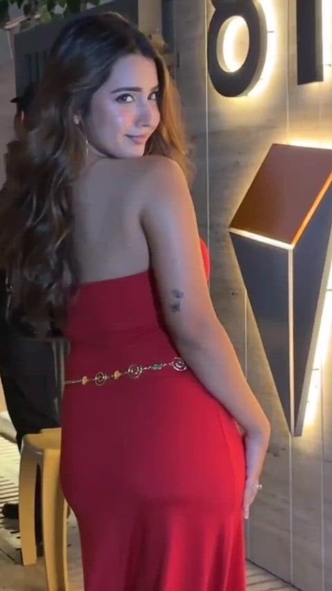 Roshni Walia’s sexy appearance in her latest video