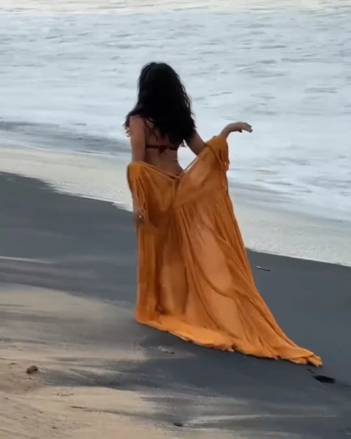 Salma Hayek’s Hot and Sexy Looks That Turn Heads