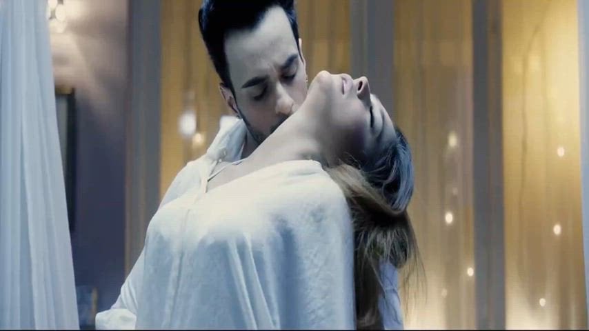 Sarah Khan looks sexy in the Tere Jism music video.