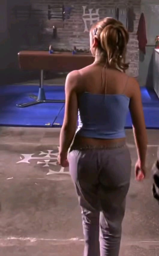 Sarah Michelle Gellar Shows Off Her Sexy Butt in this Steamy Clip