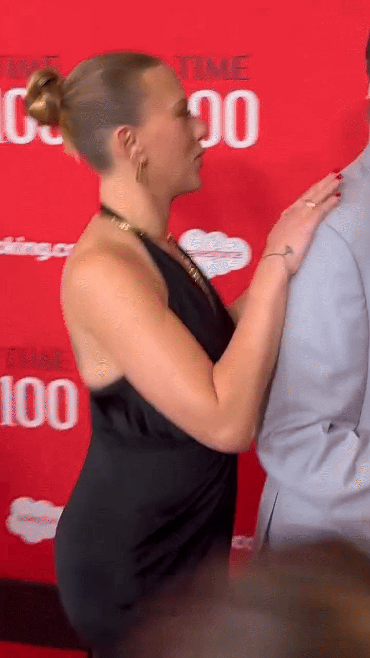 Scarlett Johansson Looks Hot in Sexy Outfits Revealing Cleavage