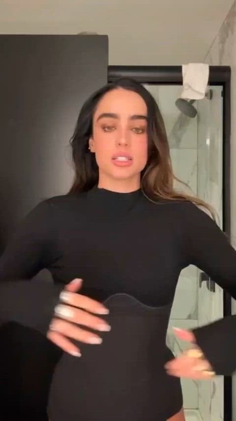 Sommer Ray’s Stunning Hot Butt Moment