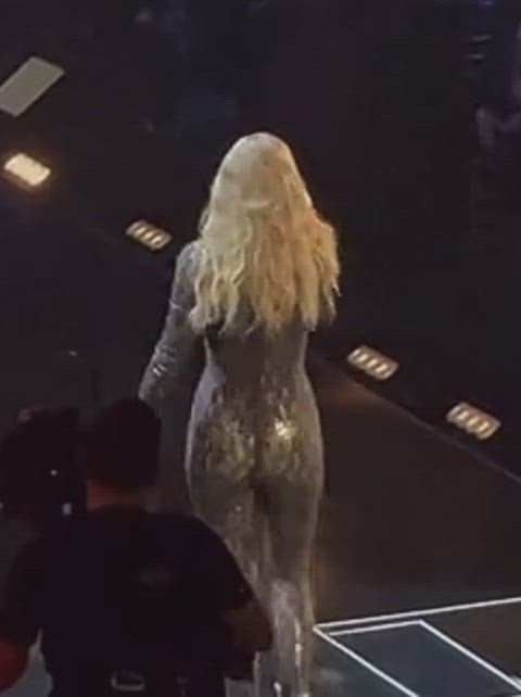 Taeylor Swift Shows Off Her Hot Ass in This Steamy Clip