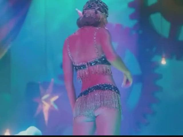 Taylor Swift’s Hot Ass Steals the Show in This Sexy Clip