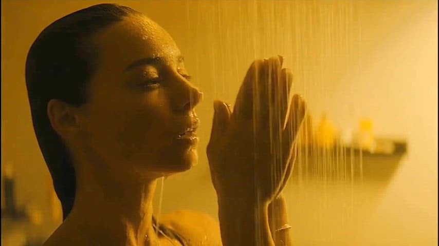 Vera Panfilova’s daring nude scene in V kletke (2021)