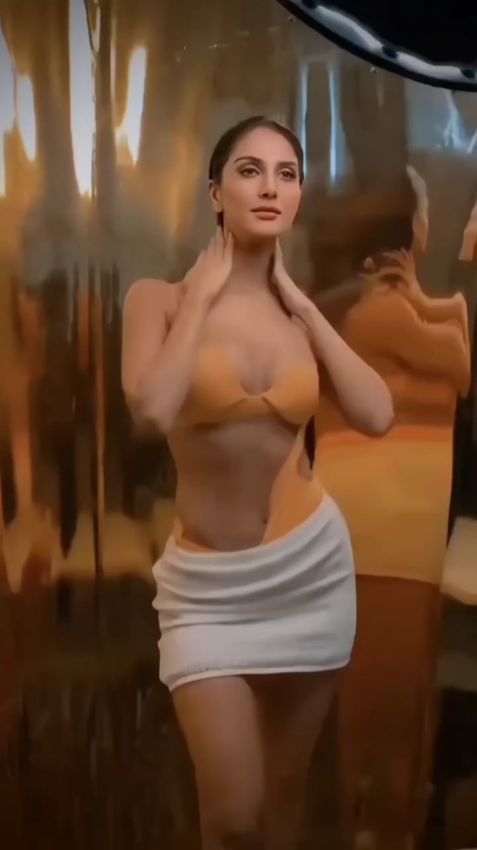 Hot Vaani Kapoor Shows Off Her Sexy Side