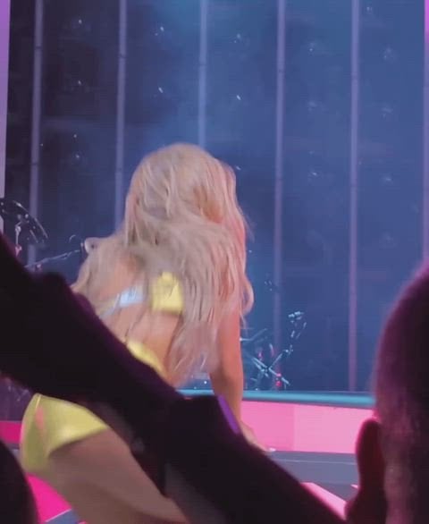 Tate McRae’s Sexy Behind Steals the Show