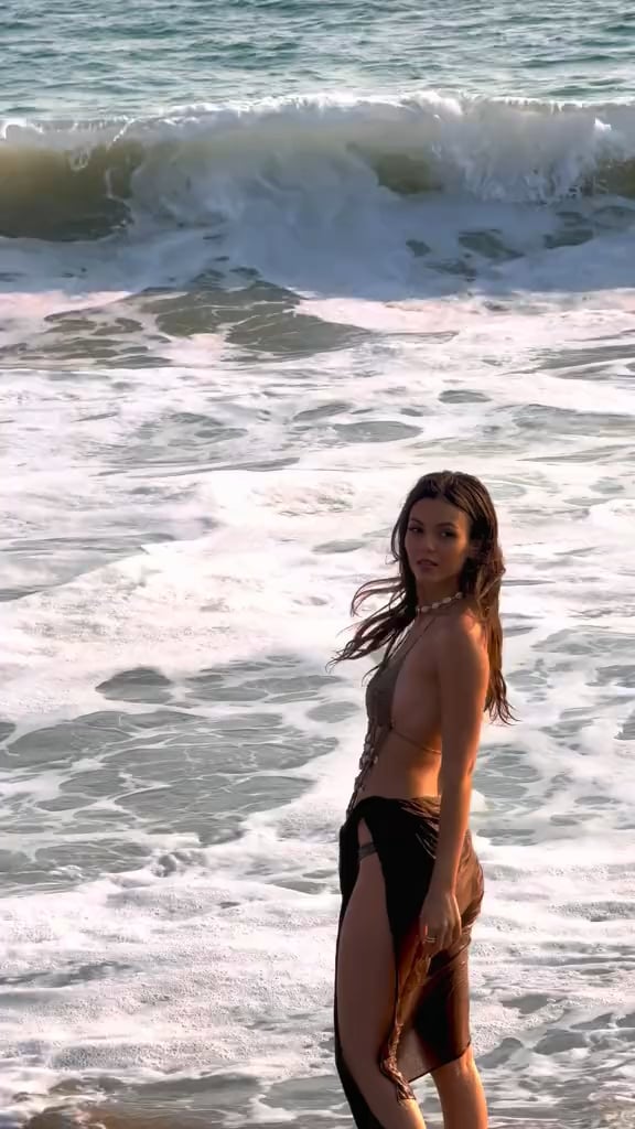 Victoria Justice Shows Off Her Hot Style in Sexy Outfits