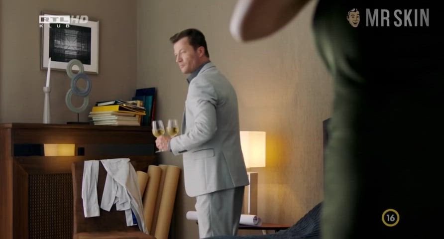 Alexandra Horvath sizzles in a steamy nude scene in Válótársak 2016