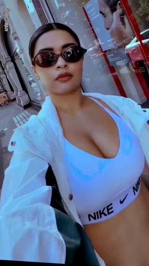 Avneet Kaur shows off her sexy side in this sizzling nude scene.