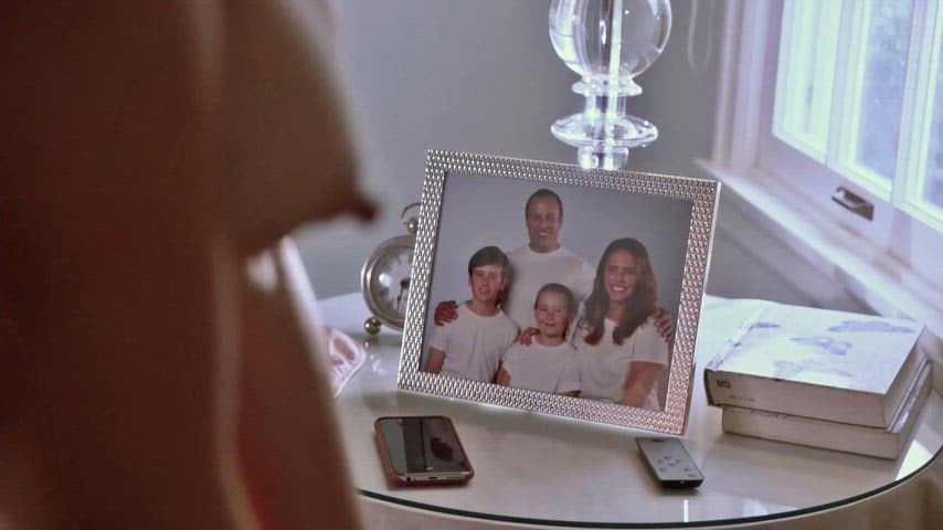 Cristen Coppen’s nude scene in Shameless Season 9 Episode 1 (2018)