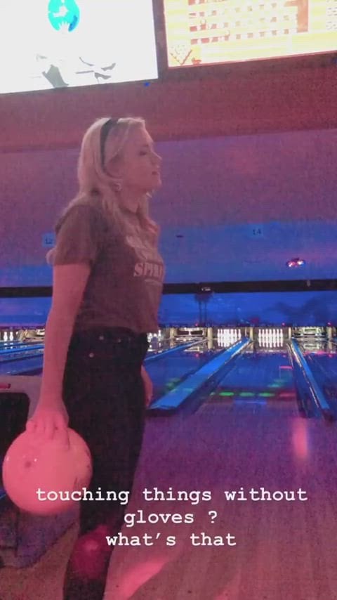 Emily Osment’s Hot and Sexy Ass Steals the Spotlight