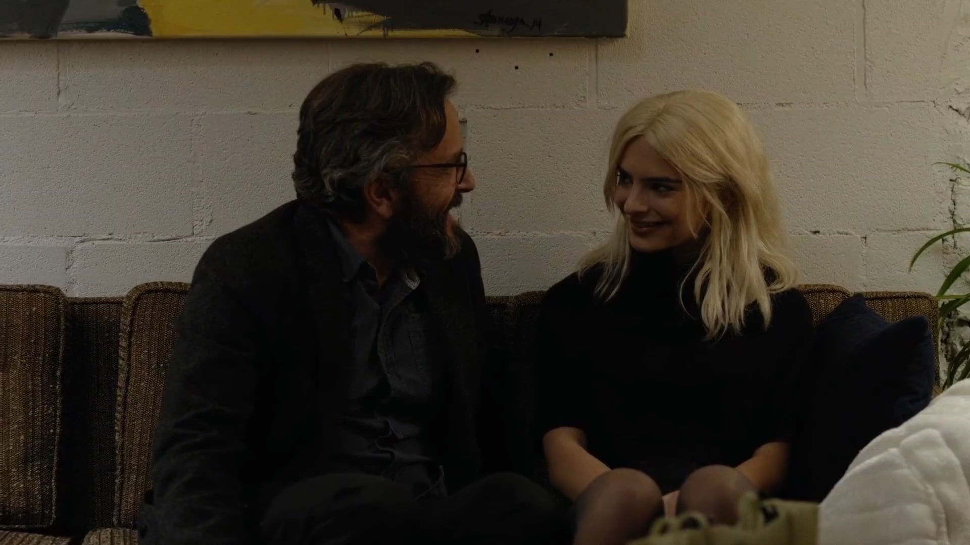 Emily Ratajkowski’s steamy kiss and nude scene in Easy (2016)