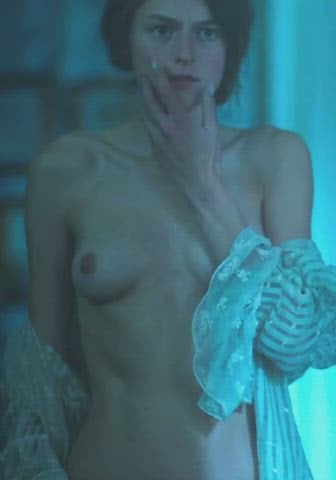 Emma Corrin’s nude scene in “Lady Chatterley’s Lover”