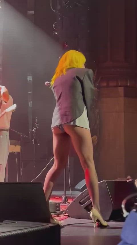 Hayley Williams Shows Off Her Sexy Butt in Stunning Clip