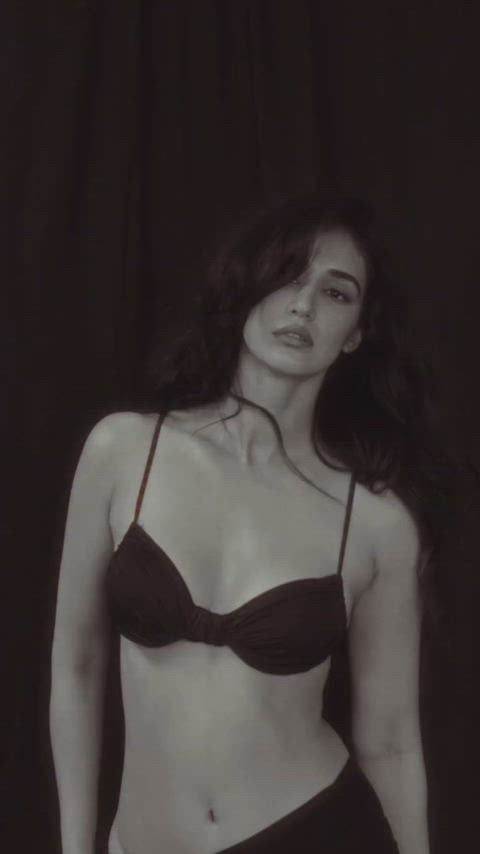 Hot Disha Patani Shows Off Her Sexy Style