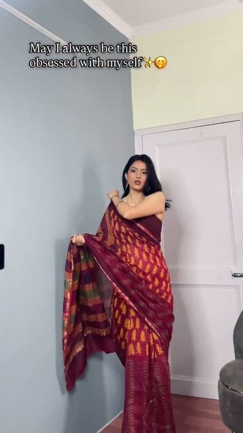 Hot and Sexy Raveena Kapatia Shows Off Her Cleavage