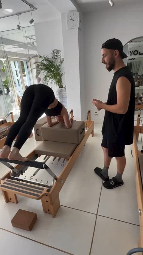 Iliza Shlesinger’s Hot and Sexy Butt Shines in Revealing Clip