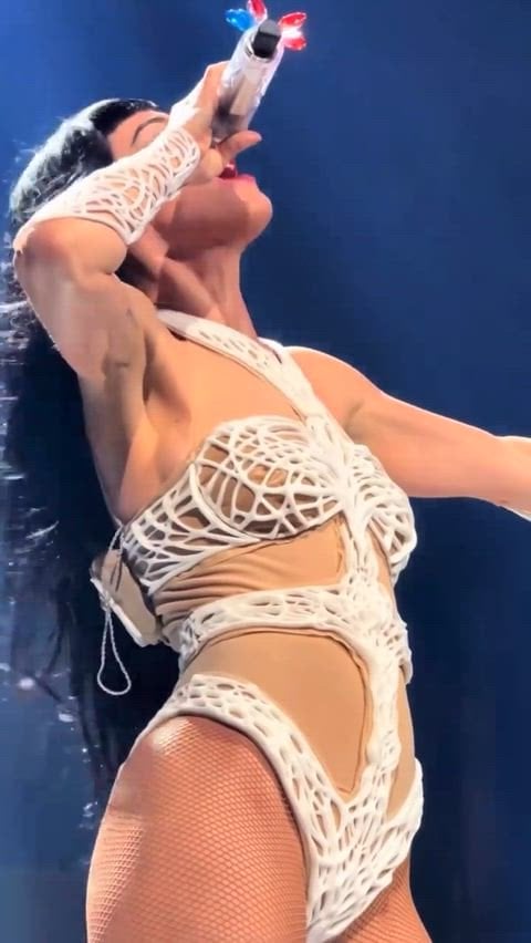 Katy Perry’s Sexy Ass Steals the Spotlight