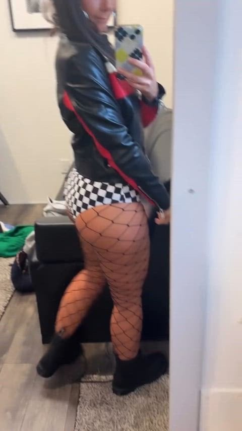 Kerryn Feehan’s Sexy Booty Steals the Show in Sultry Clip