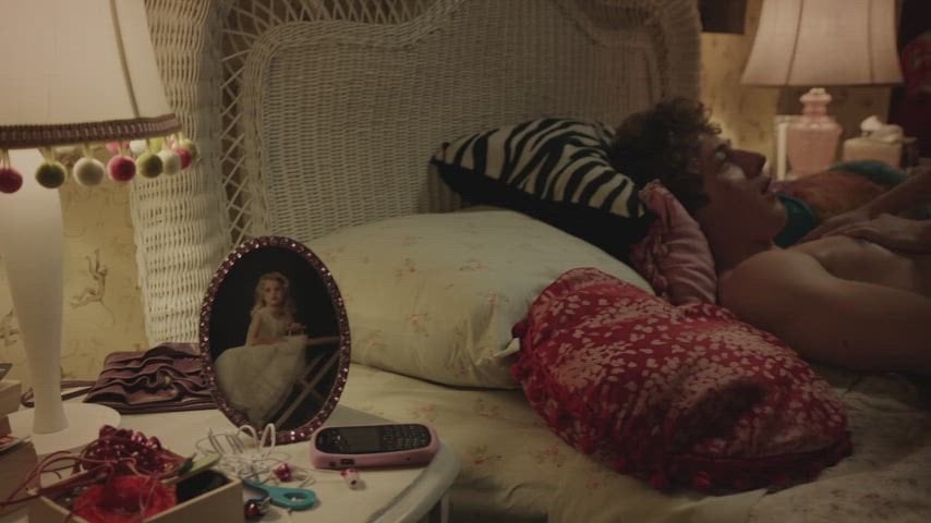 Laura Wiggins sizzles in a steamy nude scene in Shameless Season 2 Episode 2.