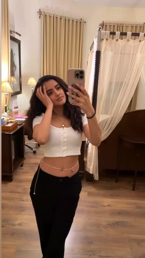 Malvika Sharma’s sizzling hot nude scene in her latest movie