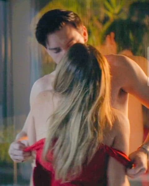 Nicole Wallace has a nude scene in Culpa Nuestra (2025)