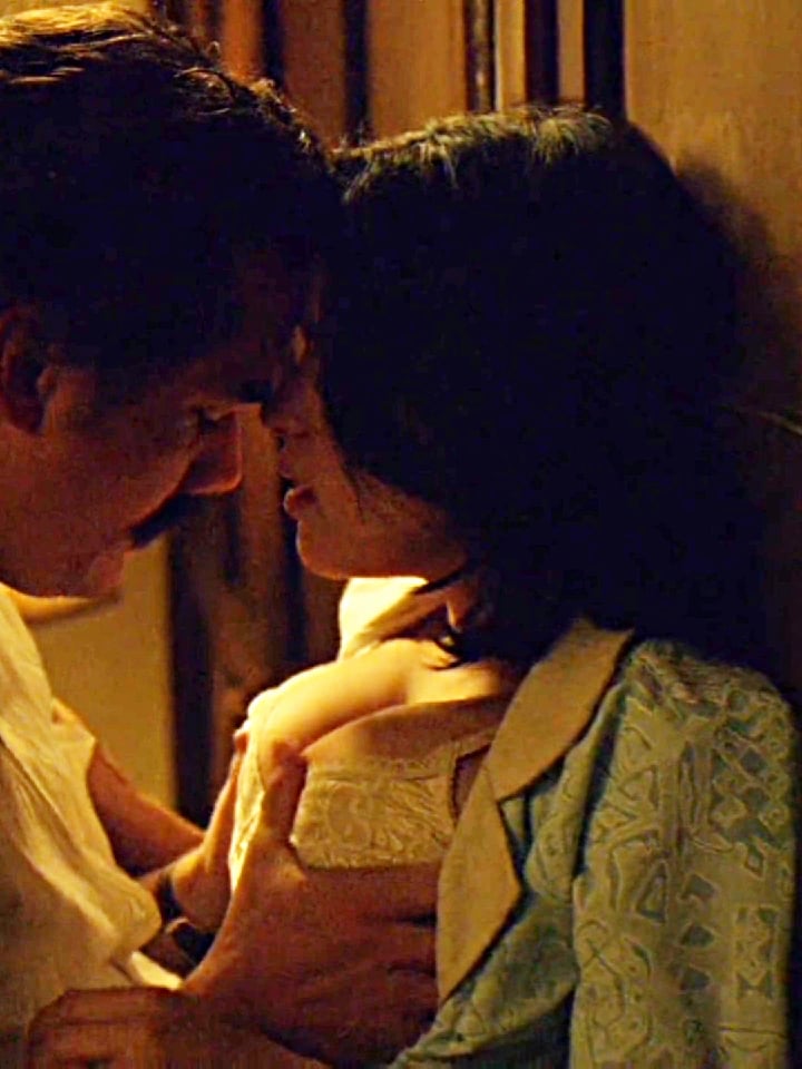 Paulina Gaitan in a steamy nude scene from Narcos Season 2 Episode 1