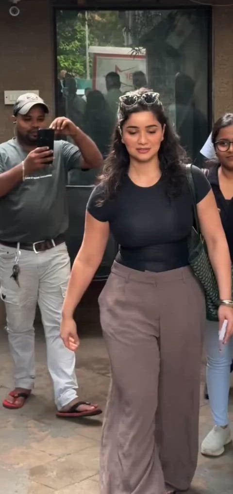 Sara Tendulkar delivers a hot, sexy performance in her latest nude scene.