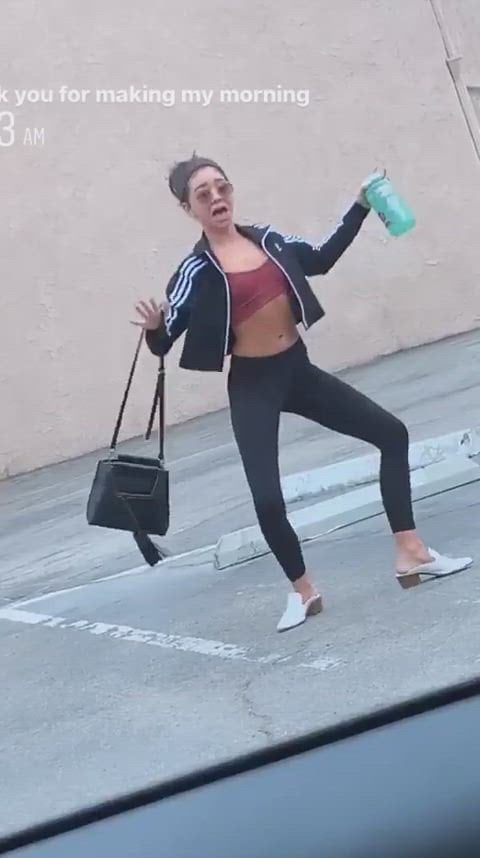 Sarah Hyland flaunts her sexy ass in tight yoga pants