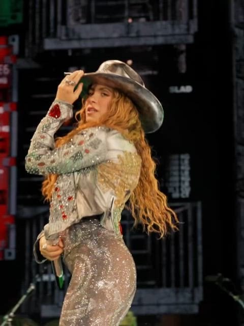 Shakira’s Hot and Sultry Butt Steals the Show