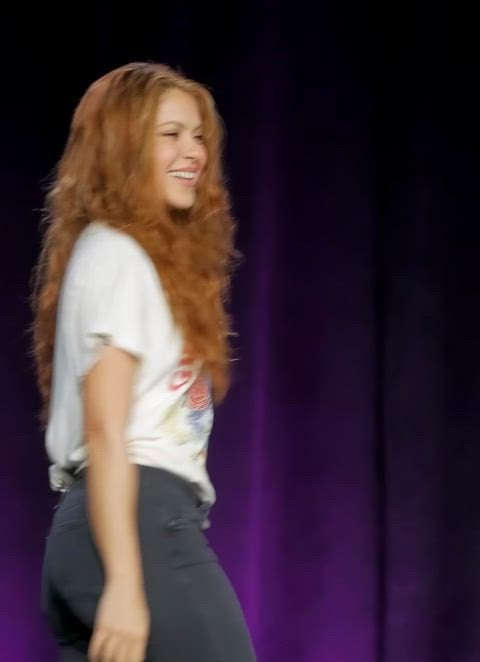 Shakira’s Sexy Moves Showcase Her Stunning Butt