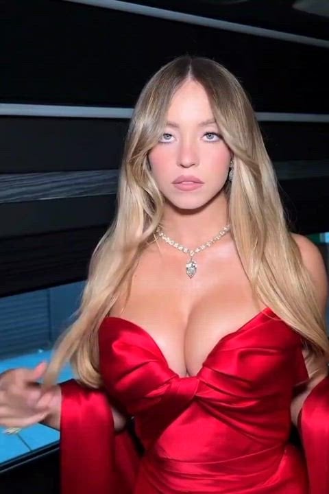 Sydney Sweeney Goes Wild with a Steamy Hot Display