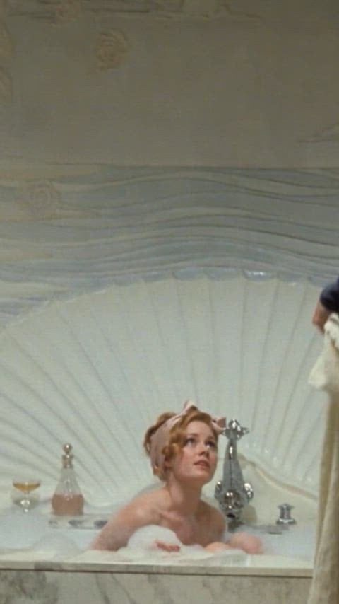 Amy Adams Shows Off Her Sexy Ass in Miss Pettigrew Lives for a Day